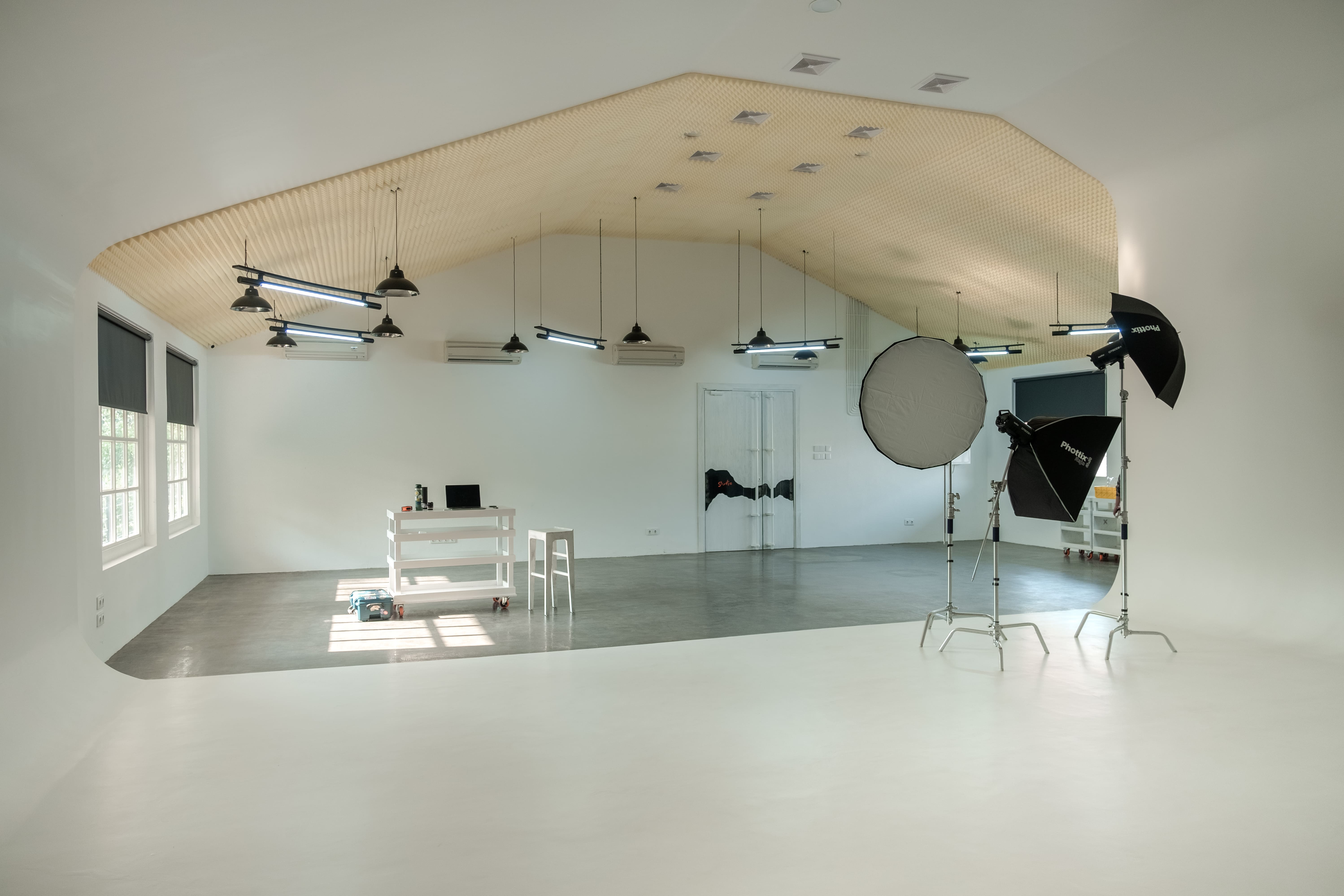 White liminal space studio at StudiodiRootslab